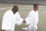 Ken Parker foi batizado pelo pastor William McKinnon, de uma igreja afro-americana. (Foto: NBC News)