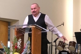 O pastor da Igreja Batista de Fairview, Mike Rice, contando testemunho aos membros. (Foto: Kentucky Today/Mark Maynard)