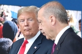 Presidente dos EUA, Donald Trump, com o presidente turco, Recep Erdogan, na sede da Otan. (Foto: Reuters)