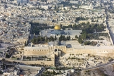 Vista aérea do Monte do Templo, cercado por muralhas na Cidade Velha de Jerusalém. (Foto: Godot13/Andrew Shiva/Wikipedia)