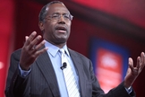 Ben Carson trabalha atualmente como um dos ministros do governo Trump, mas construiu uma carreira brilhante na Medicina, com técnicas inovadoras na Neurocirurgia. (Foto: Gage Skidmore/Wikimedia)