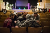 Jovens orando juntos após um culto evangélico em Toronto, no Canadá. (Foto: Christopher Katsarov/The Globe and Mail)