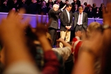 Candidato à presidência recebendo oração em uma Igreja Batista nos Estados Unidos. (Foto: Reuters/Sean Gardner)