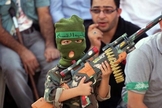 Crianças palestinas são ensinadas desde cedo a pegarem em armas para atacar Israel. (Foto: Matzav)