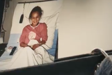 Ray mostra foto de Hannah quando foi hospitalizada, após ser baleada por terrorista. (Foto: CBN News)