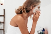 Aprenda por onde começar a cuidar da pele em sua rotina de beleza. (Foto: iStock/Thinkstock)