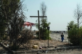Cruz erguida em uma praça da cidade de Karemlash, no Iraque, devastada por militantes do Estado Islâmico. (Foto: Martyn Aim)