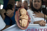 Feto feito de plástico em evento católico contra a legalização do aborto, no Rio de Janeiro. (Foto: Silvia Izquierdo/Associated Press)