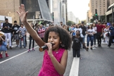 Aos 10 anos, Vitória de Deus canta e prega na Avenida Paulista. (Foto: Eduardo Knapp/Folhapress)
