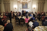 Donald Trump cumprimenta líderes evangélicos na Sala de Jantar de Estado da Casa Branca. (Foto: AP Photo/Alex Brandon)