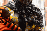 Esther* segura a pequena filha Rebecca* nos braços, após ter sido resgatada de cativeiro do Boko Haram. (Foto: Portas Abertas)