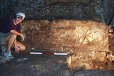Arqueóloga mede parte da rede de cavernas que pode ser onde Jesus transformou água em vinho. (Foto: Pen News)