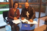 Israel Salazar e Renata Cenízio, gerente artístico da Universal Music Christian Group. (Foto: 