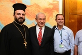 O primeiro-ministro israelense Benjamin Netanyahu se reuniu com o padre ortodoxo grego Gabriel Nadaf e Shadi Khalloul. (Foto: Moshe Milner/GPO/Flash90)