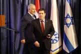 Primeiro-ministro israelense Benjamin Netanyahu e ex-presidente paraguaio, Horacio Cartes, durante a transferência da embaixada do Paraguai para Jerusalém. (Foto: EPA)