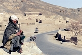 Afegão militante do Talibã guarda estrada ao sudeste de Cabul, em 1995. (Foto: AF)