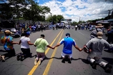 Em manifestação, os cristãos resolveram se ajoelhar e clamar a Deus para que se normalize a situação do país. (Foto: CBN News).