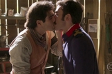 Luccino (Juliano Laham) e Otávio (Pedro Henrique Müller) se beijam em Orgulho e Paixão. (Foto: Divulgação/TV Globo)