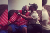 Na publicação, uma foto de Franklin beijando a cabeça raspada de seu pai. (Foto: Reprodução)