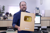 Ricardo Carreras, CEO da gravadora Musile Records, segura a placa de 1 milhão de seguidores do canal do YouTube. (Foto: Divulgação).