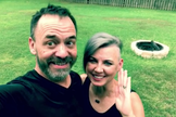 Jason Lee anunciou a cura do câncer ao lado de sua esposa, Regina. (Foto: Reprodução/Instagram)