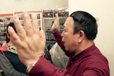 Pastor de igreja doméstica lidera momento de oração, na China. (Foto: ABC News)