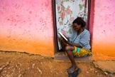 Mulher lendo a Bíblia. Mais de 1,5 bilhão de pessoas ainda não têm a Bíblia em seu idioma. (Foto: Wycliffe Bible Translators)