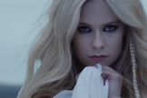 Avril Lavigne contou que começou a compor a canção após clamar a Deus por ajuda durante sua luta contra a doença. (Foto: Reprodução)