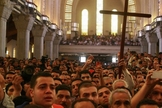Centenas se reúnem em igreja e lamentam a decapitação de quatro cristãos no Egito. (Foto: Reprodução)