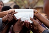 A organização de tradutores da Bíblia 'Wycliffe' pretende ter as Escrituras com tradução iniciadas para os 7.000 idiomas do mundo até 2025. (Foto: Wycliffe Bible Translators)