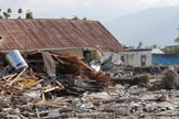 Cerca de 59.000 pessoas podem estar desabrigadas após o terremoto seguido de um tsunami, que atingiu a Indonésia na última sexta-feira. (Foto: Tatan Syuflana/AP)