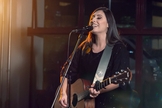 Thaiane Seghetto alcançou popularidade nas redes sociais gravando covers de músicas gospel no YouTube. (Foto: Divulgação).