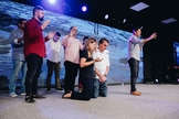 Jair Bolsonaro e sua esposa, Michelle, recebem oração de pastores em igreja. (Foto: Reprodução)