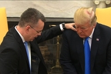 Pastor Andrew Brunson (esquerda) ora pelo presidente dos EUA, Donald Trump. (Imagem: CNN)