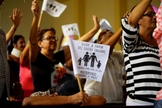 Cristãos cubanos acenam bandeiras com a frase: "Sou a favor do desenho original. A família como Deus a criou. Casamento entre homem e mulher”. (Foto: Reuters/Alexandre Meneghini)