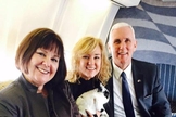 Charlotte Pence (centro) e seus pais são cristão convictos e compartilham abertamente sua fé. (Foto: Tarifsmedias)