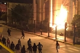 Ataque com coquetel molotov contra prédio da prefeitura de Trelew. (Foto: Imprensa da Polícia de Chubut)