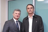 Pastor José Wellington Jr. (à esquerda) visitou a casa de Jair Bolsonaro (à direita) para declarar o apoio oficial da CGADB ao candidato do PSL no segundo turno das eleições (Foto: CGADB)
