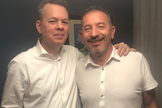 Soner Tufan (direita), membro do conselho da Associação de Igrejas Protestantes na Turquia, com Andrew Brunson na noite de sua libertação. (Foto: Reprodução).