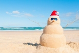 Boneco de areia montado na praia, com caracterização natalina. (Foto: bpcp.org)