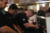 Policiais orando em uma vigília de oração em Dallas, no Texas. (Foto: Spencer Platt/Getty Images)