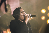 Jéssica Augusto atua como vocalista no cenário gospel desde a adolescência. (Foto: Divulgação).