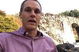 David Platt orou em frente a uma igreja demolida na Coreia do Norte. (Imagem: Vimeo)