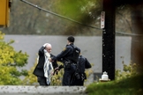 Homem é escoltado para fora da sinagoga Árvore da Vida pela polícia após tiroteio em Pittsburgh. (Foto: Alexandra Wimley/Pittsburgh Post-Gazette via AP)