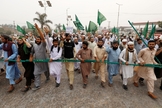 Os defensores do partido político islâmico Tehrik-e-Labaik protestam contra a libertação de Asia Bibi, em Peshawar. (Foto: Reuters/Fayaz Aziz)