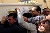 Homens carregam um caixão durante o funeral de cristãos coptas que foram mortos em ataque no Egito. (Foto: Reuters)