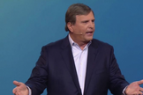 O pastor Jimmy Evans aponta várias passagens bíblicas que mostram o diabo tentando atacar a mente. (Foto: Reprodução)