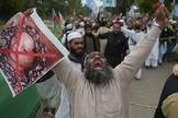 Extremistas islâmicos protestam, exigindo o enforcamento da cristã Asia Bibi. (Foto: WLRN)
