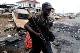 Membro do batalhão de elite durante operação de intervenção em Buea, no sudoeste de Camarões. (Foto: Reuters)