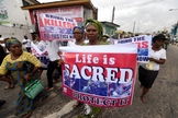 Cidadãos nigerianos protestam contra os massacres promovidos por grupos extremistas. (Foto: Vibe.com)